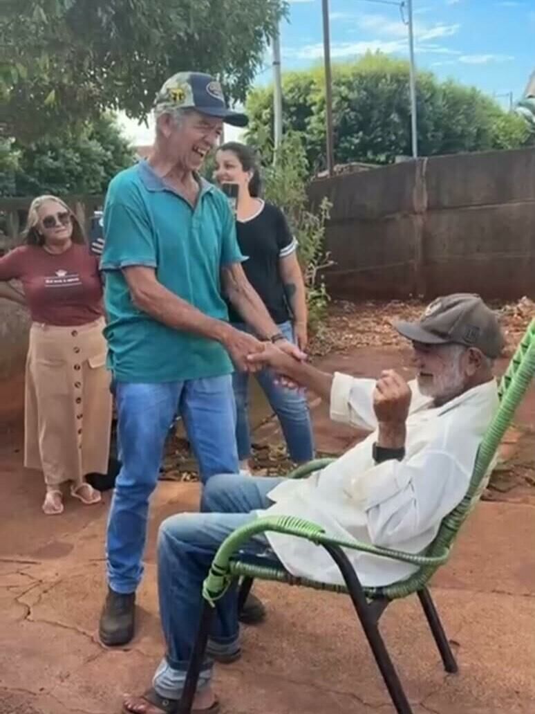 Imagem de compartilhamento para o artigo Irmãos se reencontram após mais de 40 anos, em Figueirão da MS Todo dia